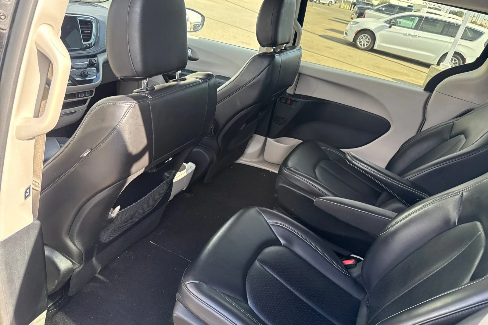 Used 2023 Black Chrysler Hybrid Touring L image 9