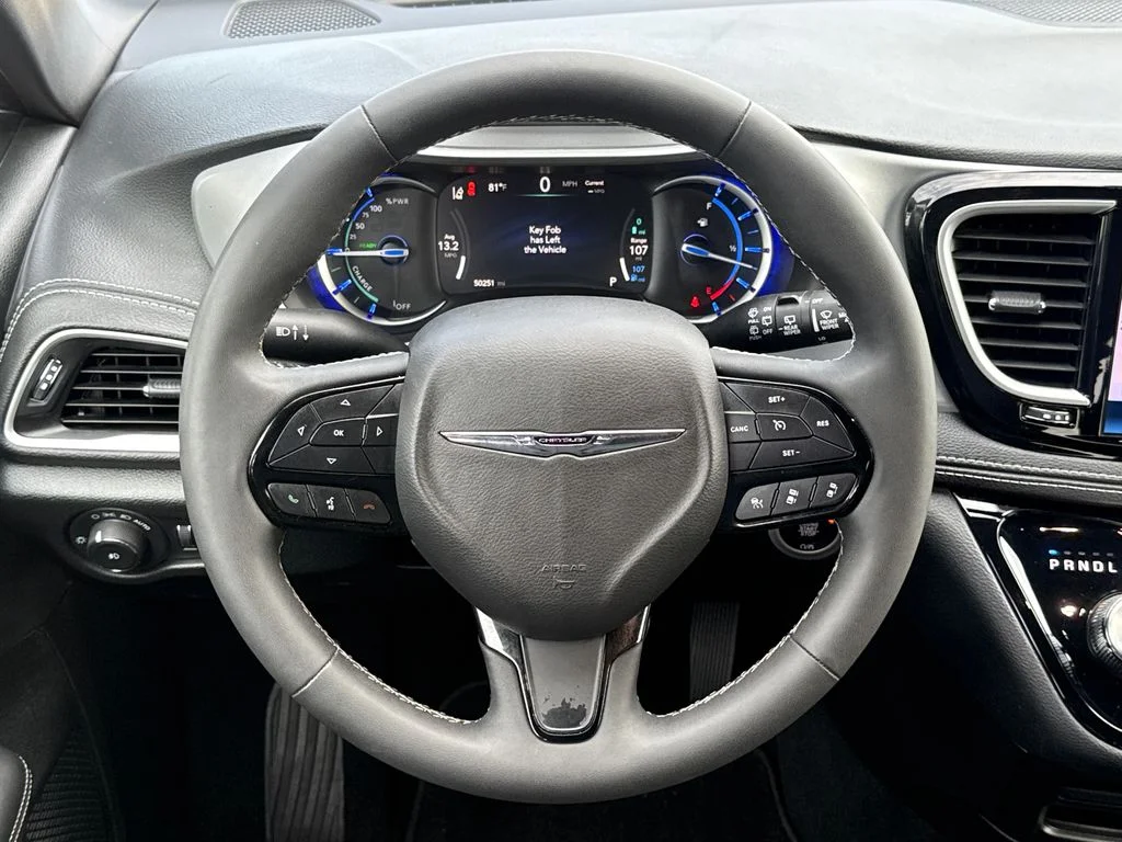Used 2024 White Chrysler Select image 16