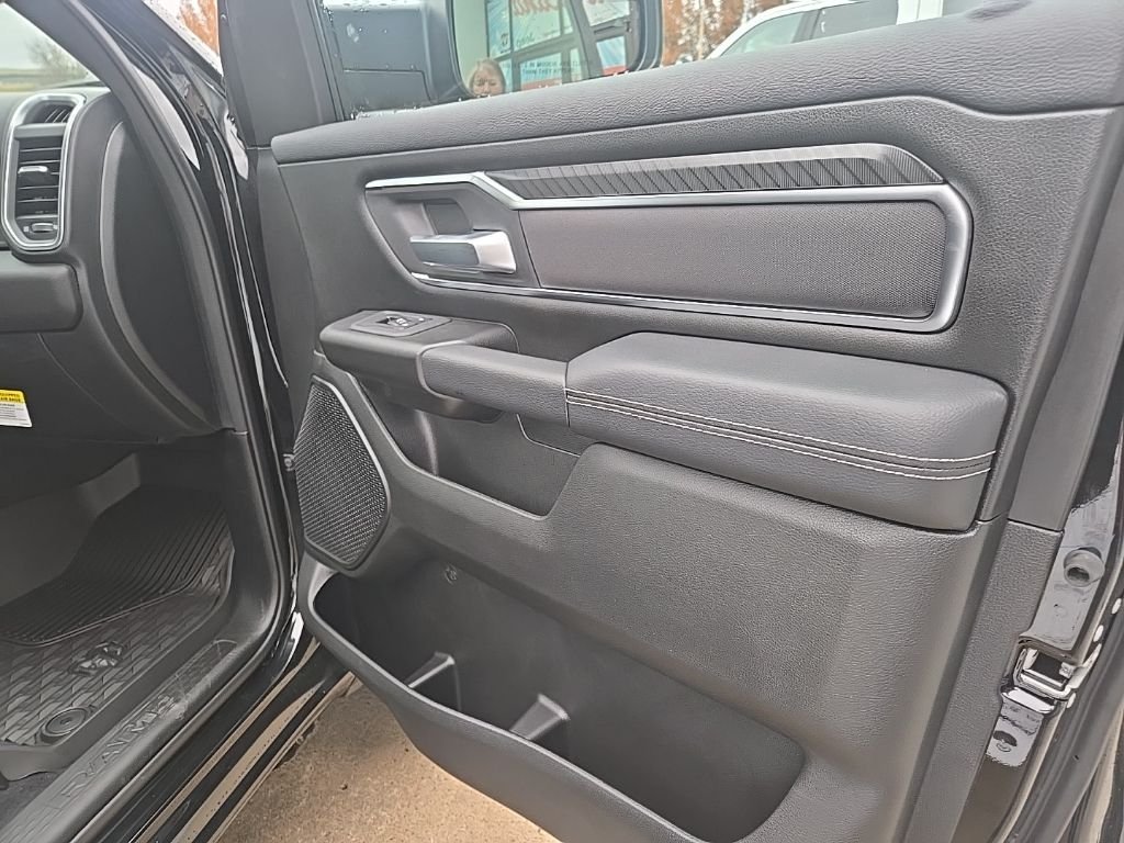 New 2026 Diamond Black Crystal Pearl-Coat Exterior Paint RAM Big Horn/Lone Star image 82