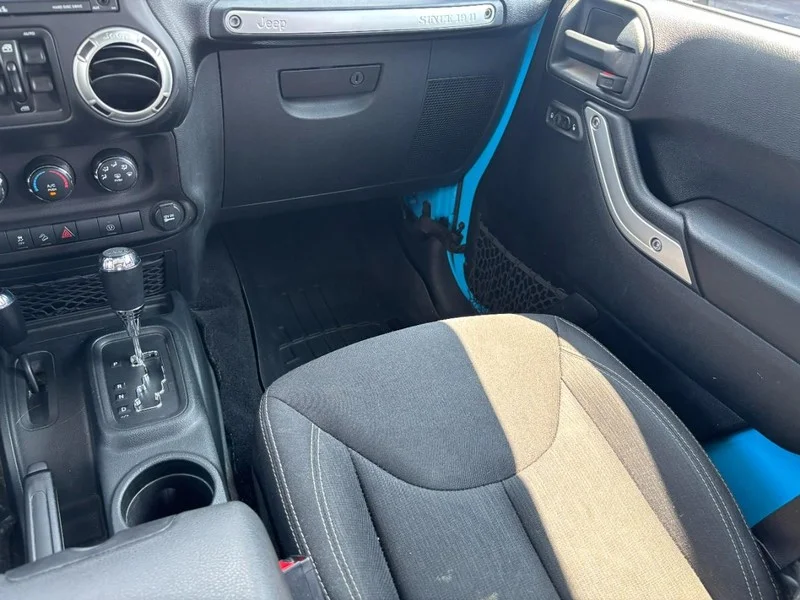 Used 2018 Chief Jeep Sahara image 16