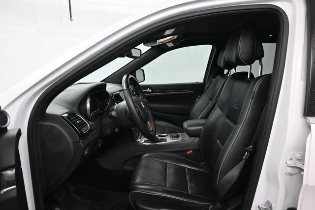 Used 2019 Ivory 3-coat Jeep Overland image 9