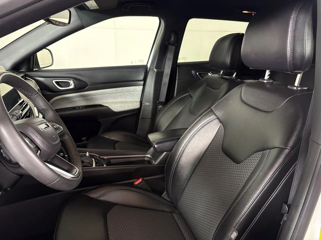 Used 2024 White Jeep Latitude image 16