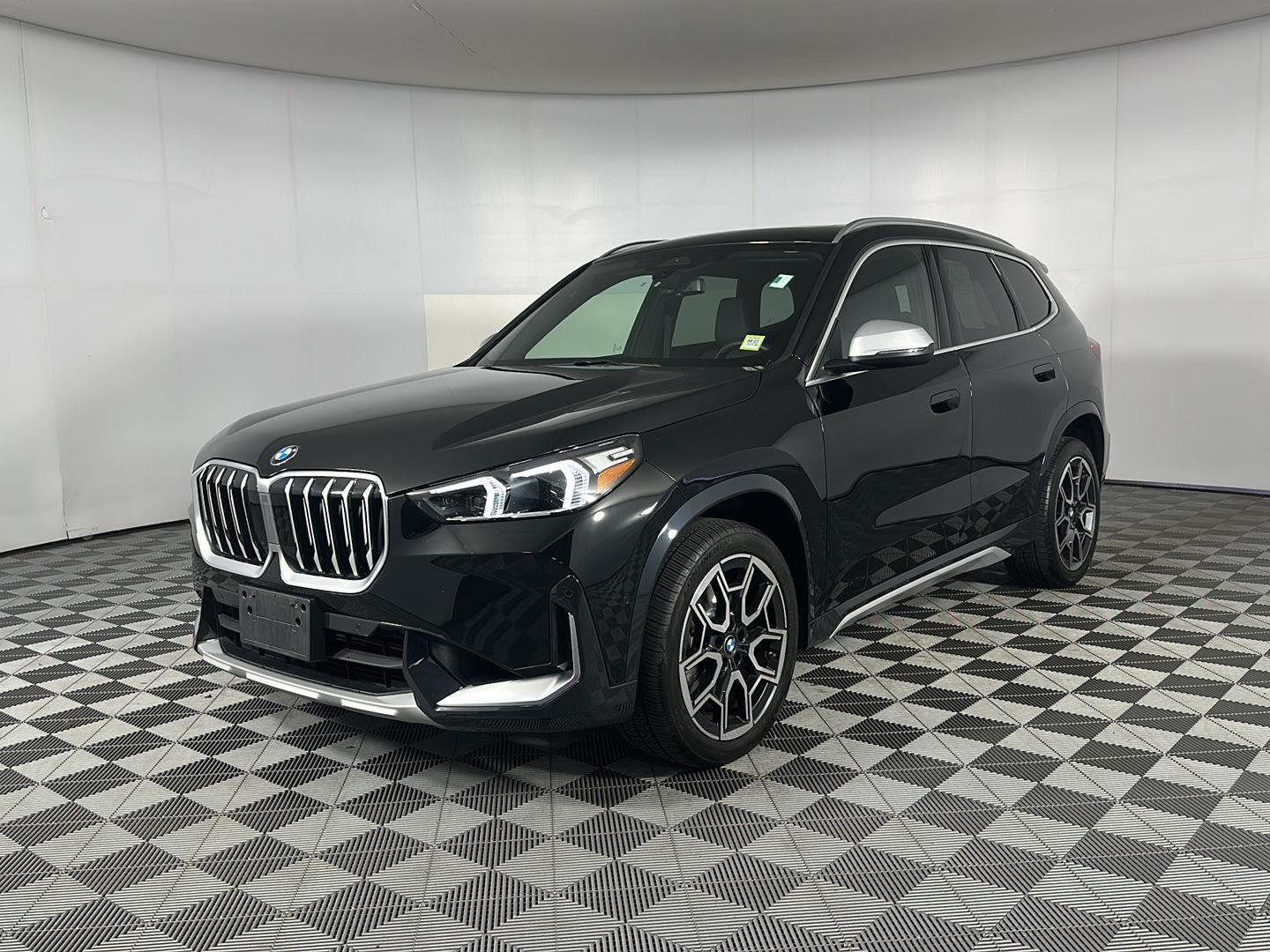 Used 2023 Jet Black BMW xDrive28i image 3
