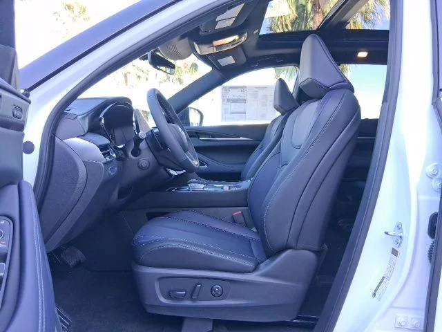 New 2026 2T RAD WHT INFINITI Sport AWD image 19