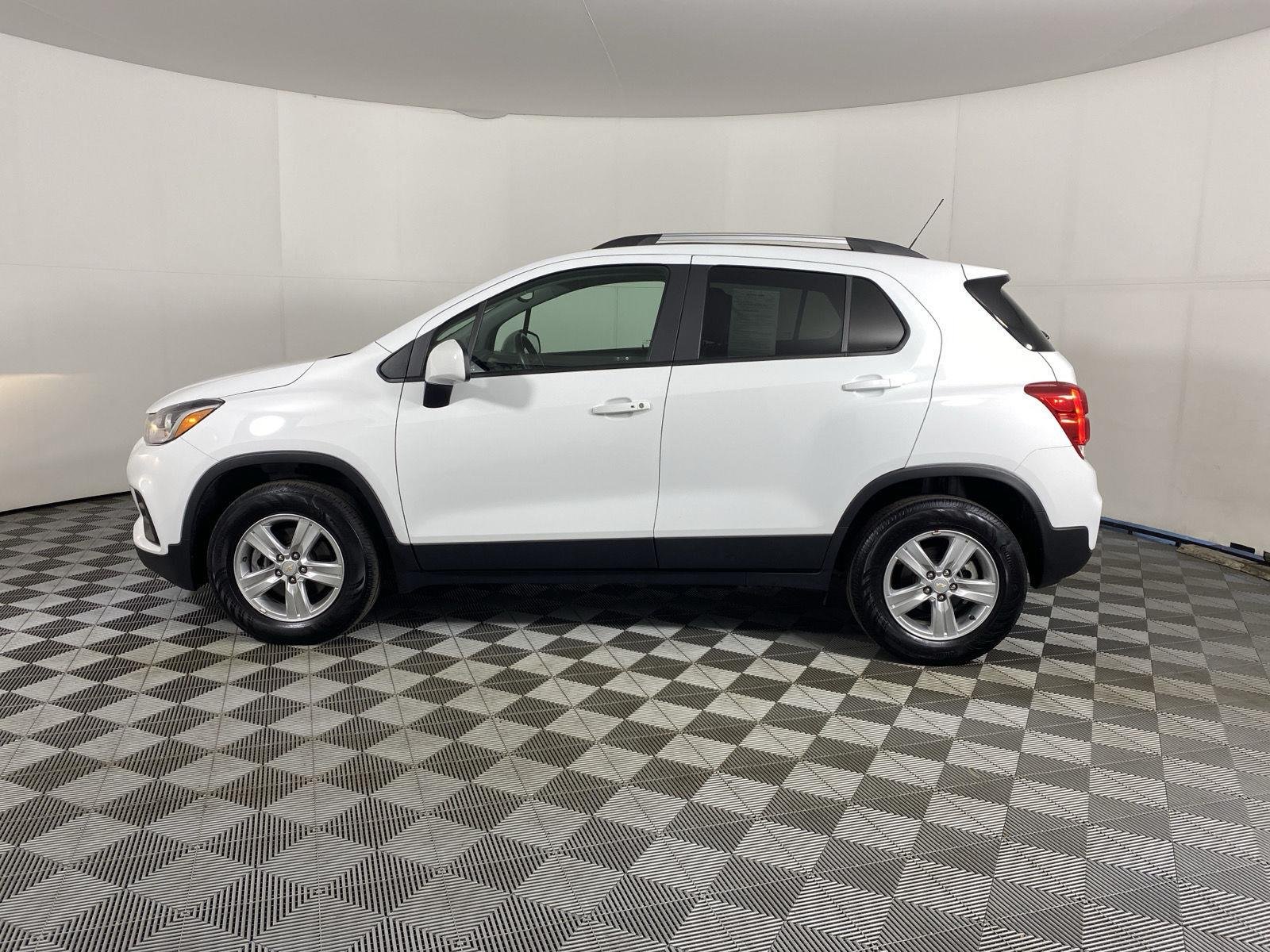 Used 2022 Summit White Chevrolet LT image 11