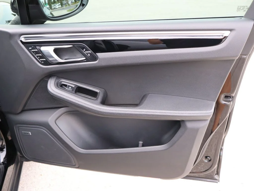 Used 2018  Porsche Base image 12