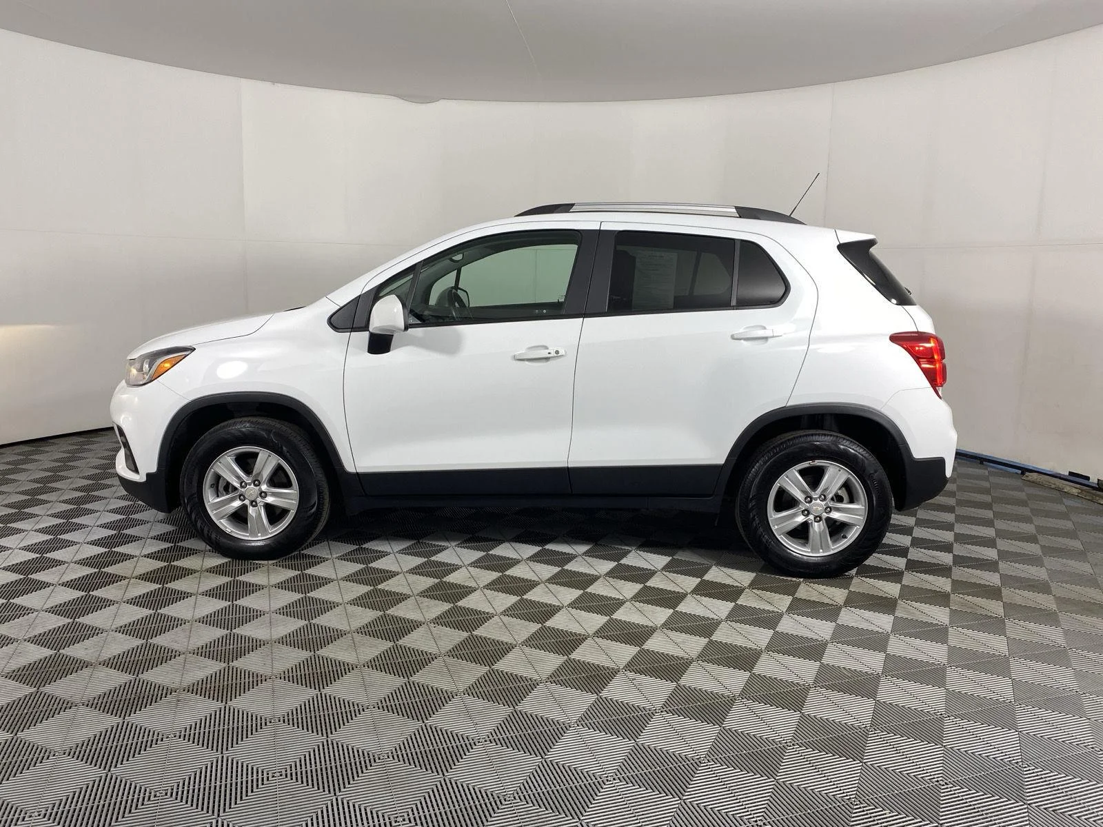Used 2022 Summit White Chevrolet LT image 11
