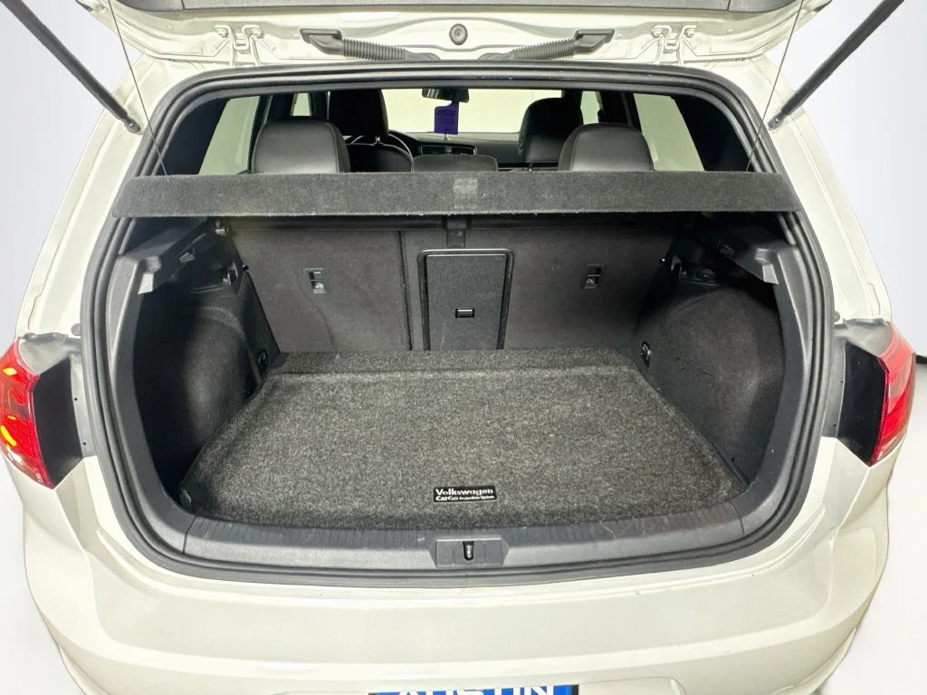 Used 2017 White Volkswagen Autobahn image 32