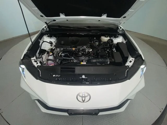 Used 2025 White Toyota LE image 25