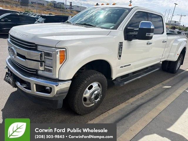Used 2019 White Platinum Clearcoat Metallic Ford  image 1