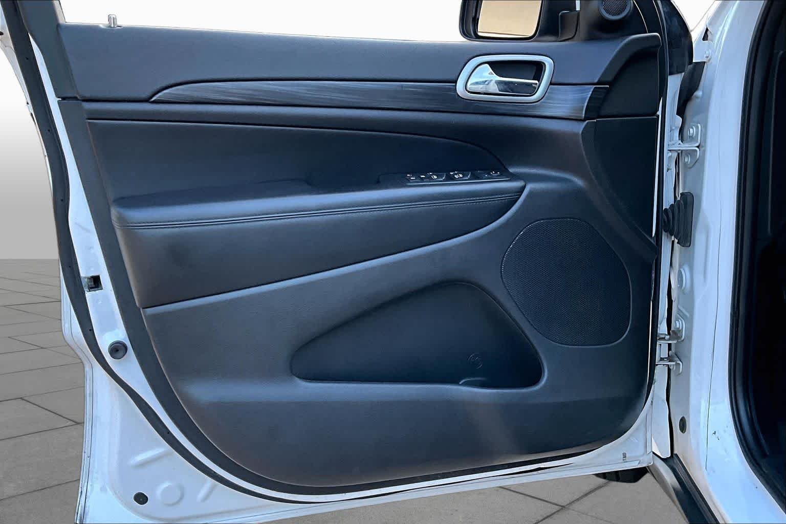Used 2019 Bright White Clearcoat Jeep Laredo E image 20