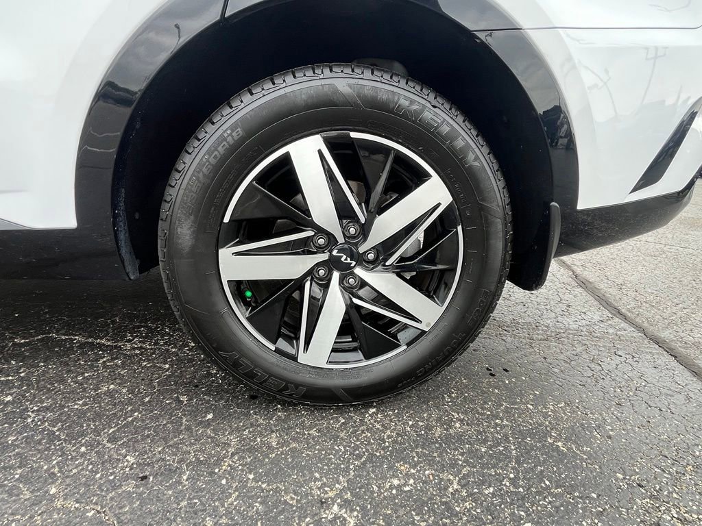 Used 2022 White Kia S image 15