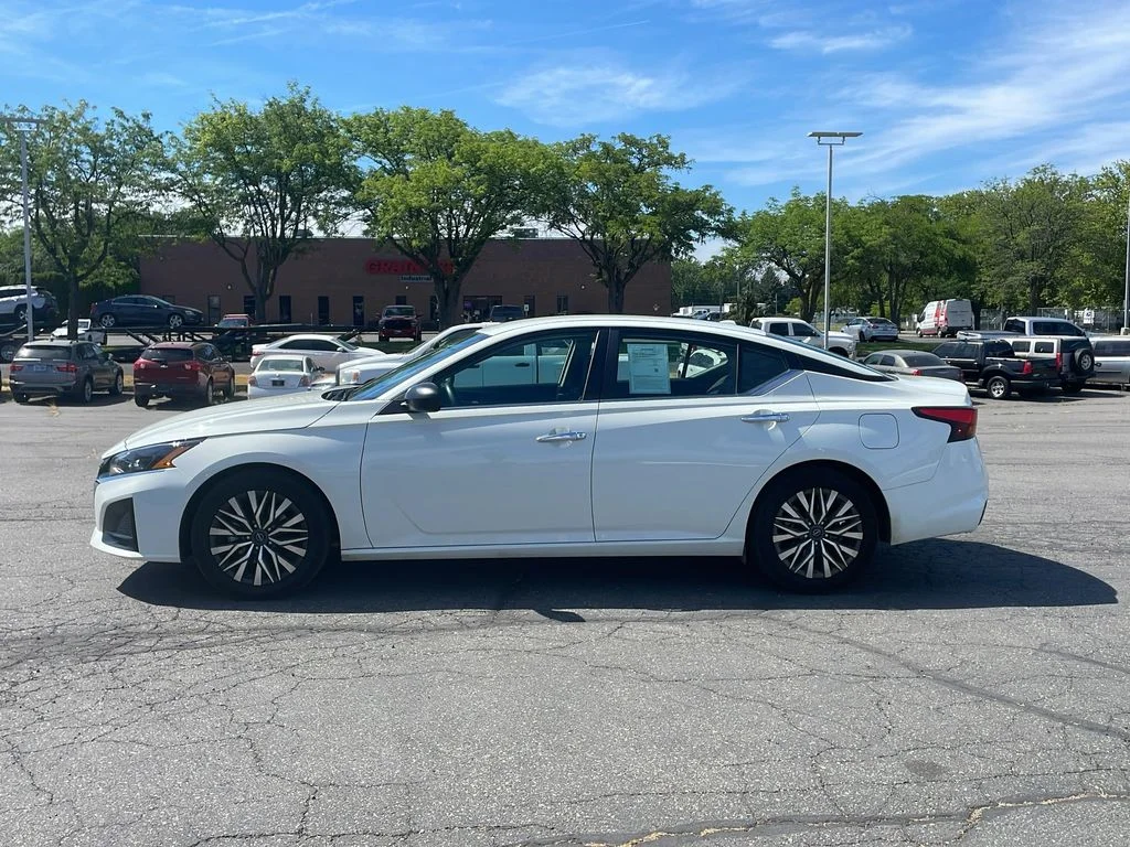 Used 2025 Glacier White Nissan SV image 4