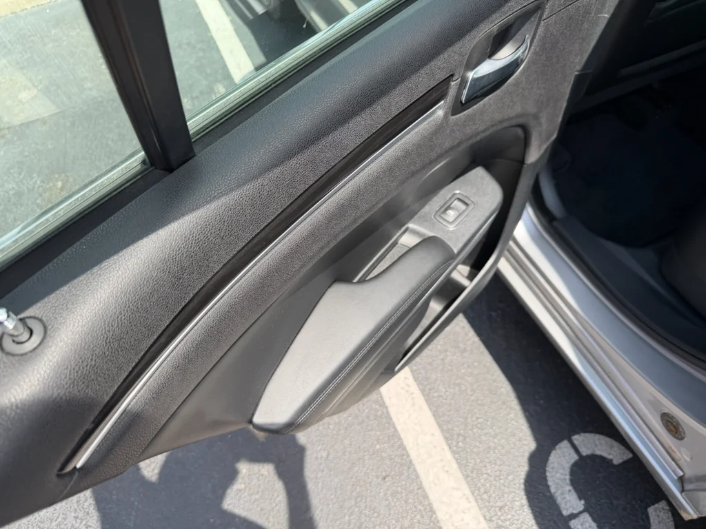 Used 2015 Silver Chrysler Limited image 5