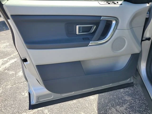 Used 2016 Silver Land Rover SE image 8