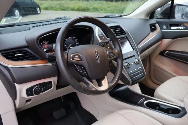 Used 2019 Red Lincoln Select image 12