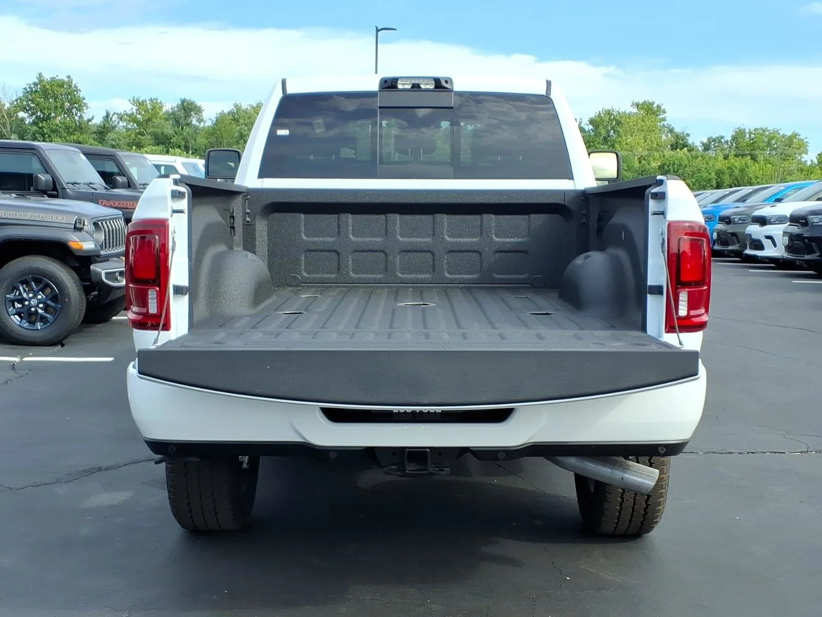 New 2026 Bright White Clear-Coat Exterior Paint RAM Big Horn image 17
