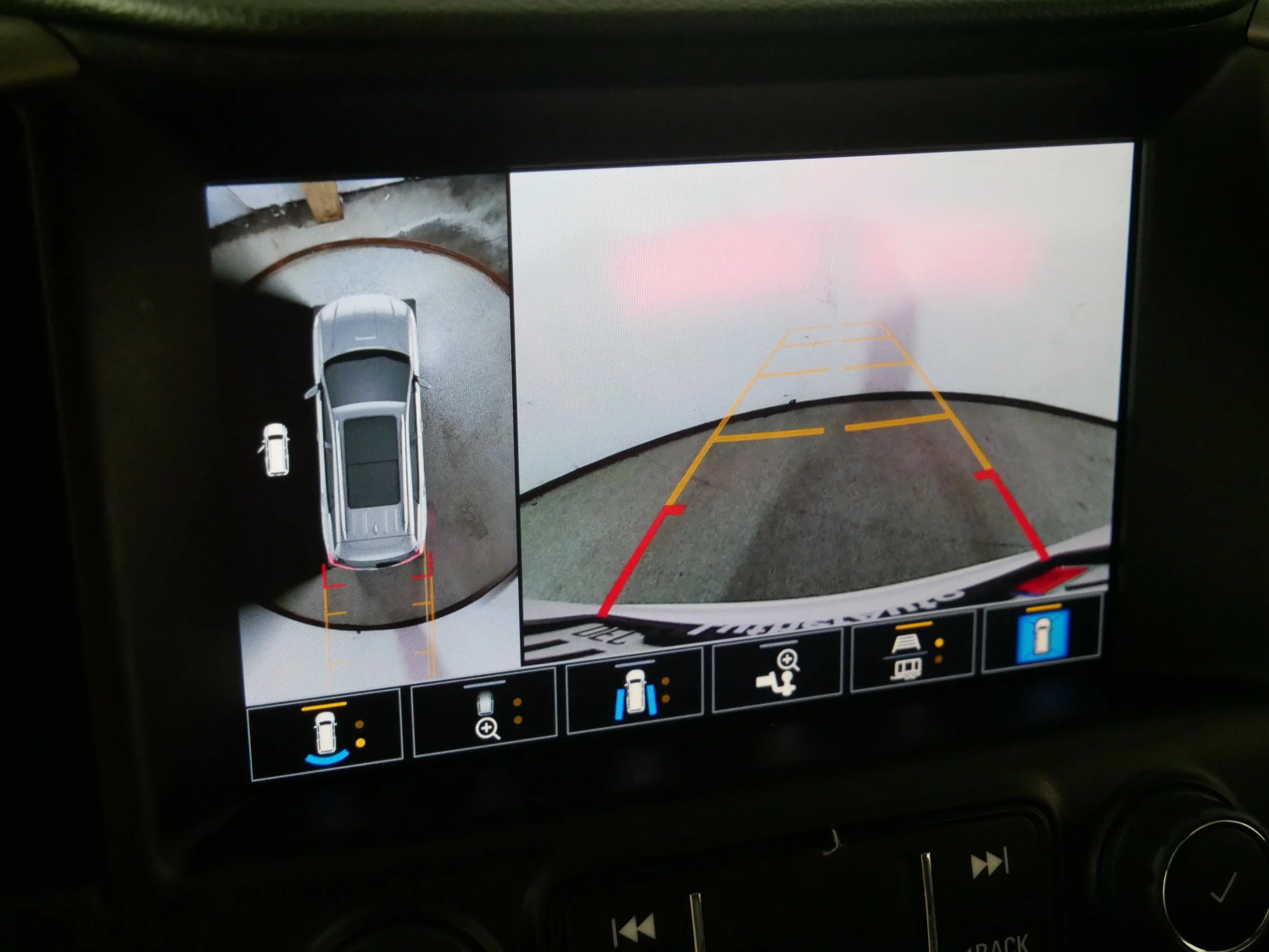Used 2022 Summit White GMC AT4 image 33