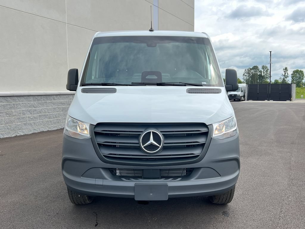 New 2026 Arctic+White Mercedes-Benz Cargo 144 WB image 32