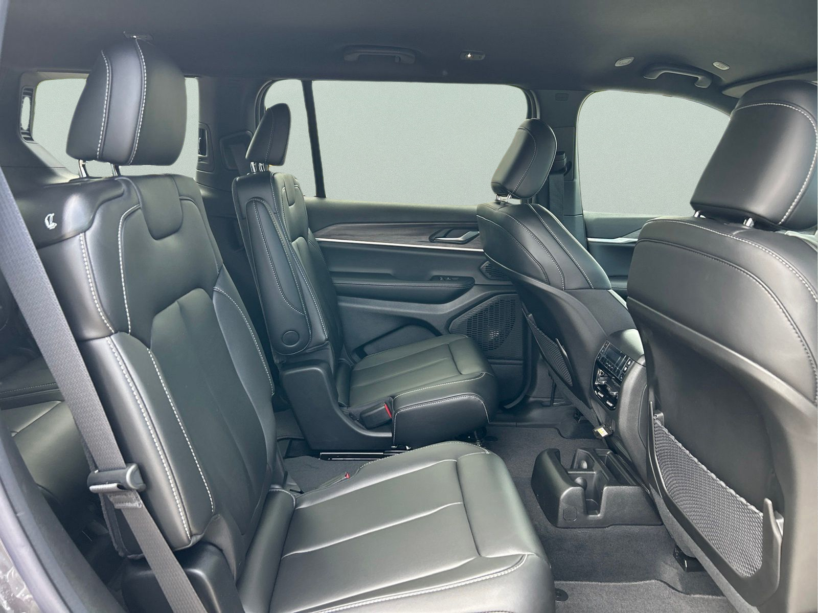 New 2026 Baltic Gray Metallic Clear-Coat Exterior Paint Jeep Limited image 12