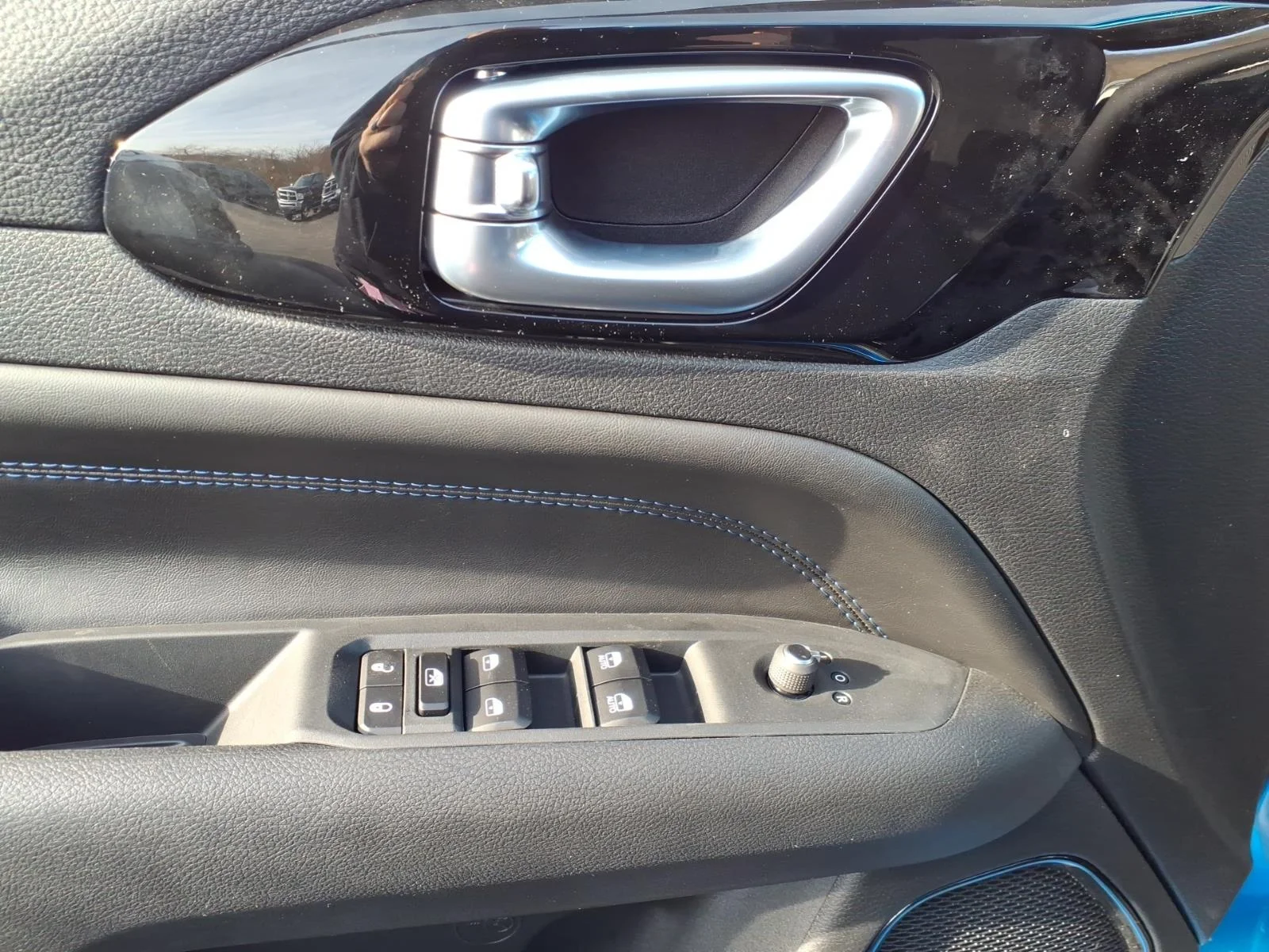 New 2026 Hydro Blue Pearl-Coat Exterior Paint Jeep Latitude image 7