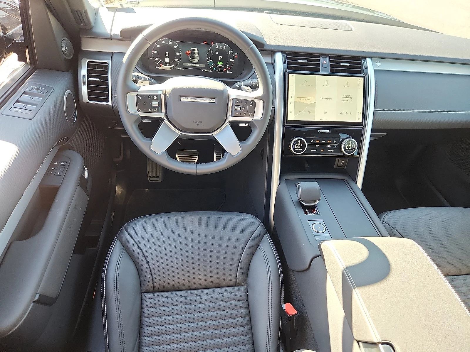 Used 2026 Santorini Black Metallic   1Ag Land Rover Dynamic SE image 33