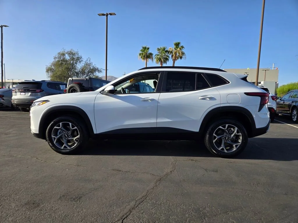 Used 2025 Summit White Chevrolet LT image 3