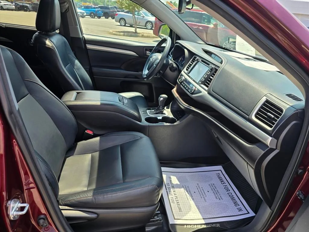 Used 2016  Toyota XLE V6 image 16