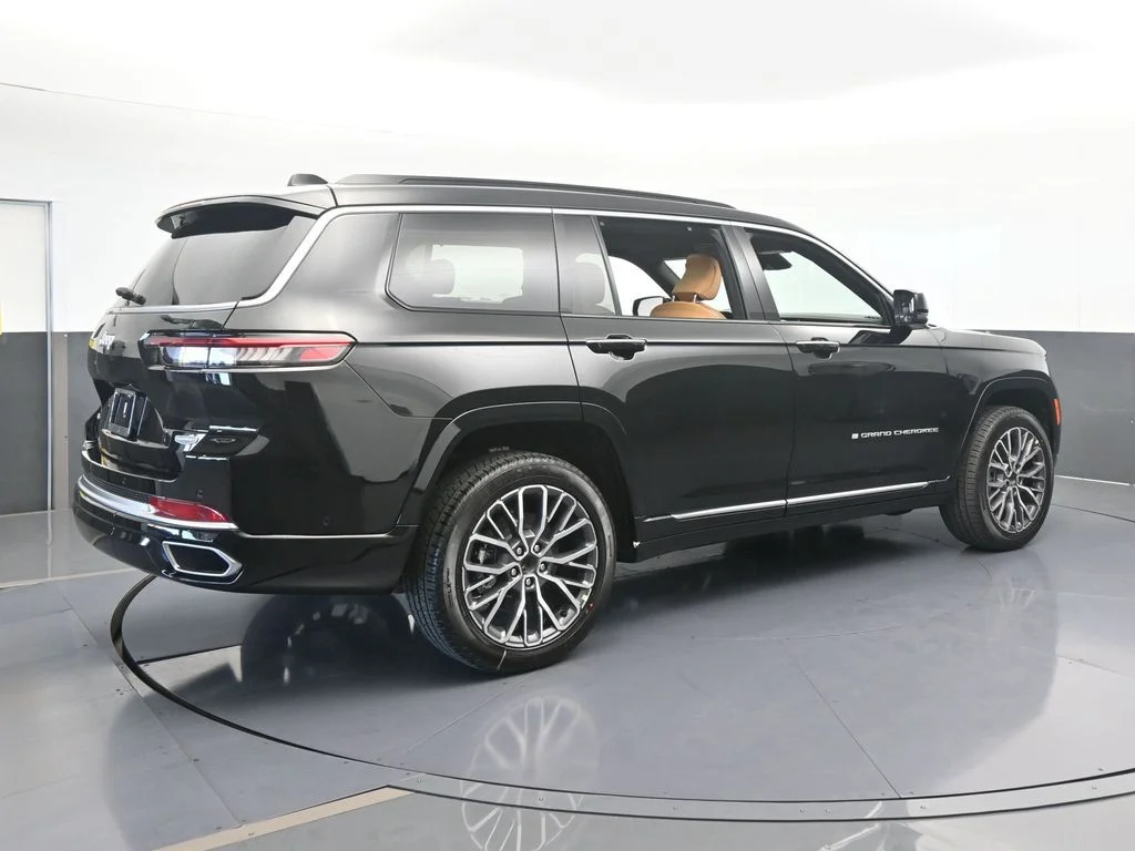 New 2025 Diamond Black Crystal Pearl-Coat Exterior Paint Jeep Summit image 6