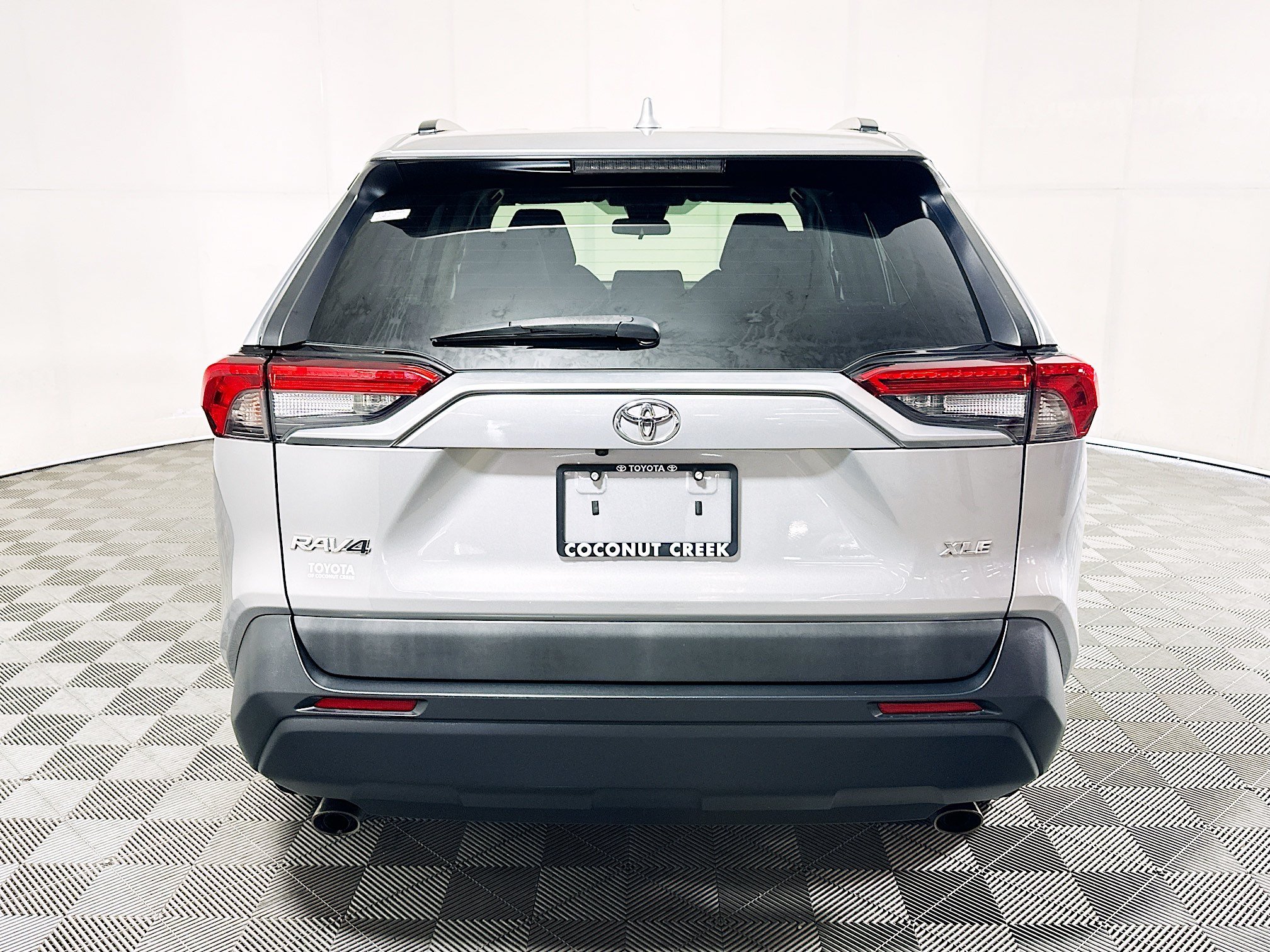 Used 2020 Silver Sky Metallic Toyota XLE image 4