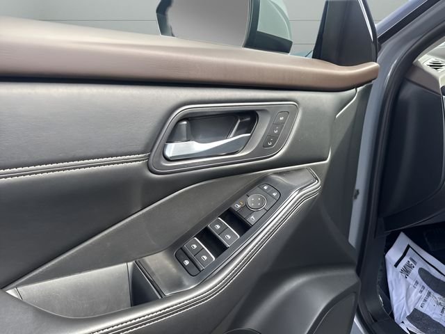 Used 2023 Gray Nissan SL image 9