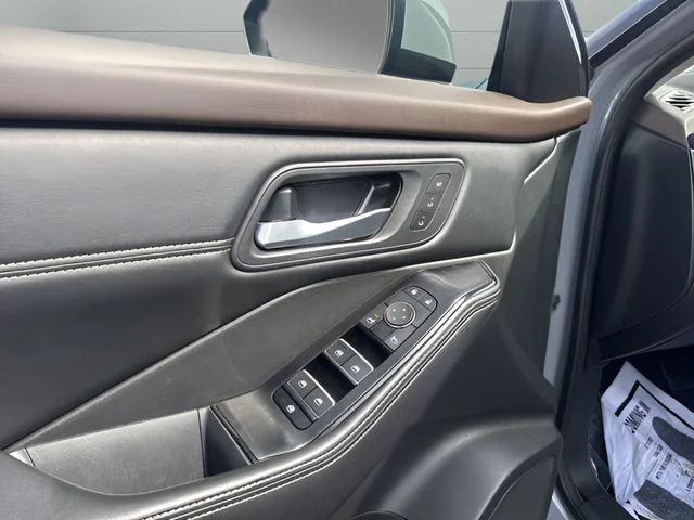 Used 2023 Gray Nissan SL image 9
