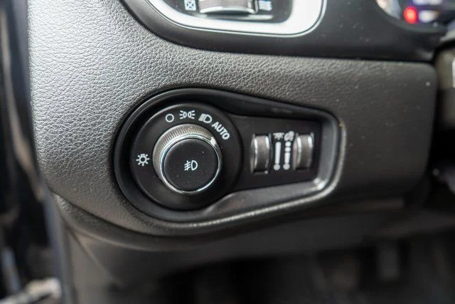 Used 2020 Black Jeep Latitude image 20