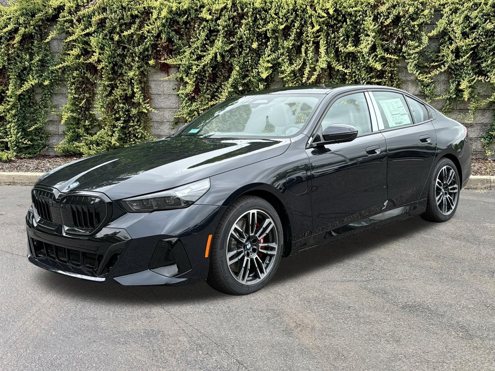 New 2027 Carbon Black Metallic BMW 550e xDrive image 3