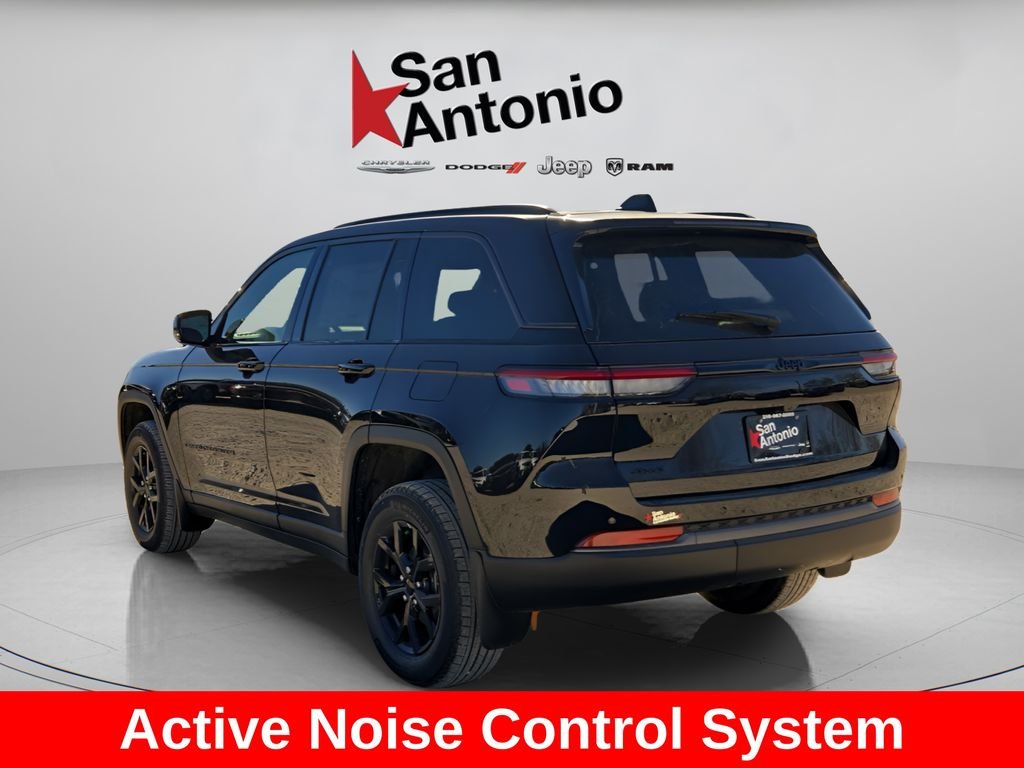 New 2026 Diamond Black Crystal Pearl-Coat Exterior Paint Jeep Altitude image 7