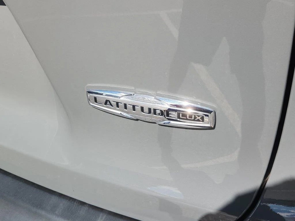 Used 2022 Sting-Gray Clearcoat Jeep Latitude Lux image 12