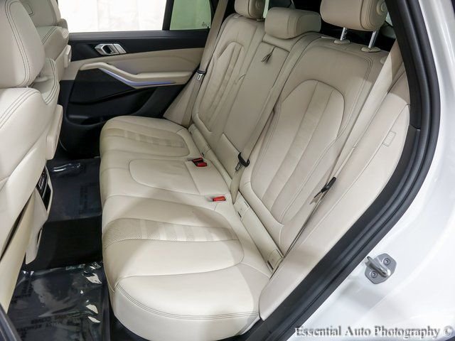 Used 2022 White BMW xDrive40i image 11