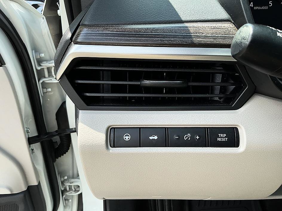 Used 2021 Pearl White Tricoat Nissan 2.5 SL image 13