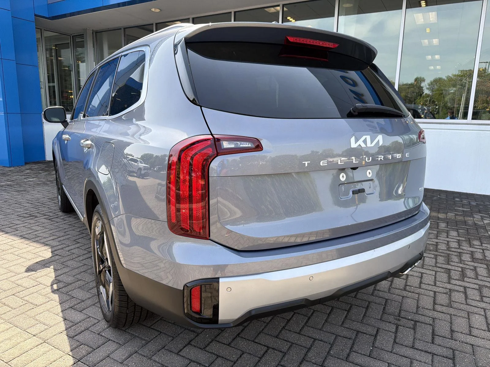 Used 2024 Everlasting Silver Kia S image 3