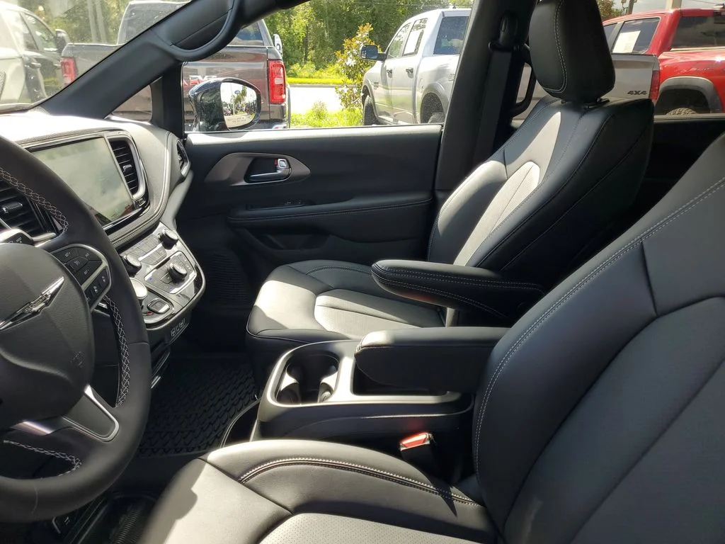 New 2025 Red Hot Pearl-Coat Exterior Paint Chrysler Select image 9