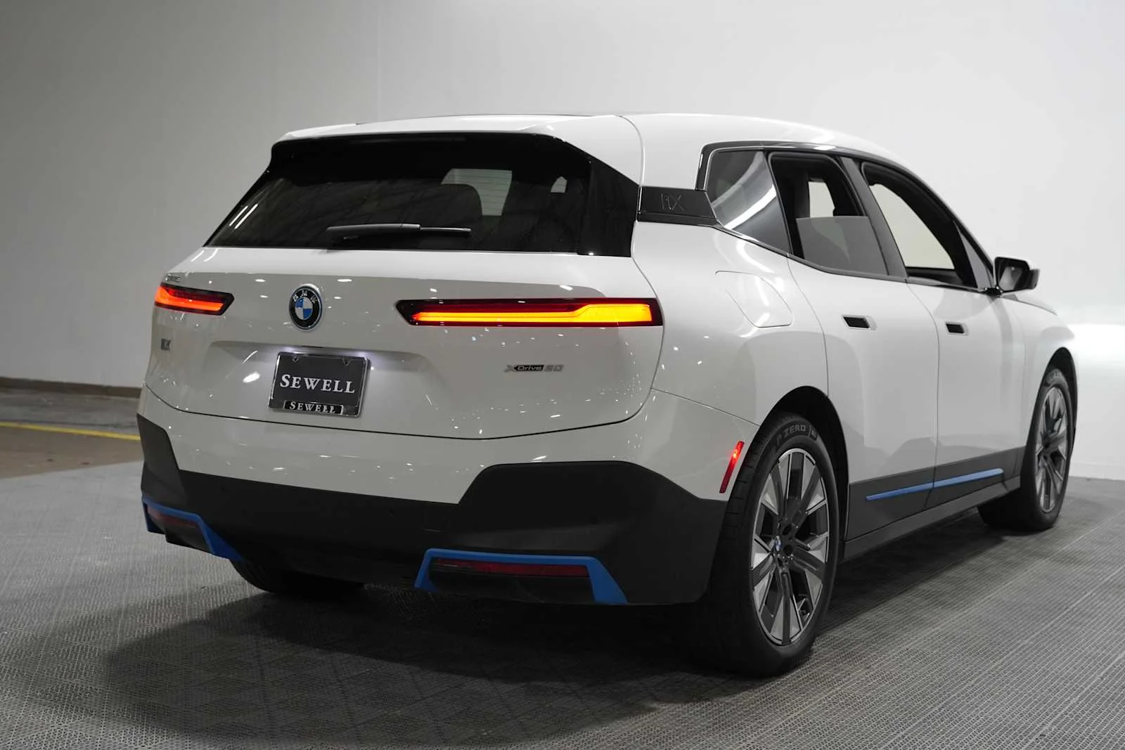 Certified Used 2024 Alpine White BMW xDrive50 image 4