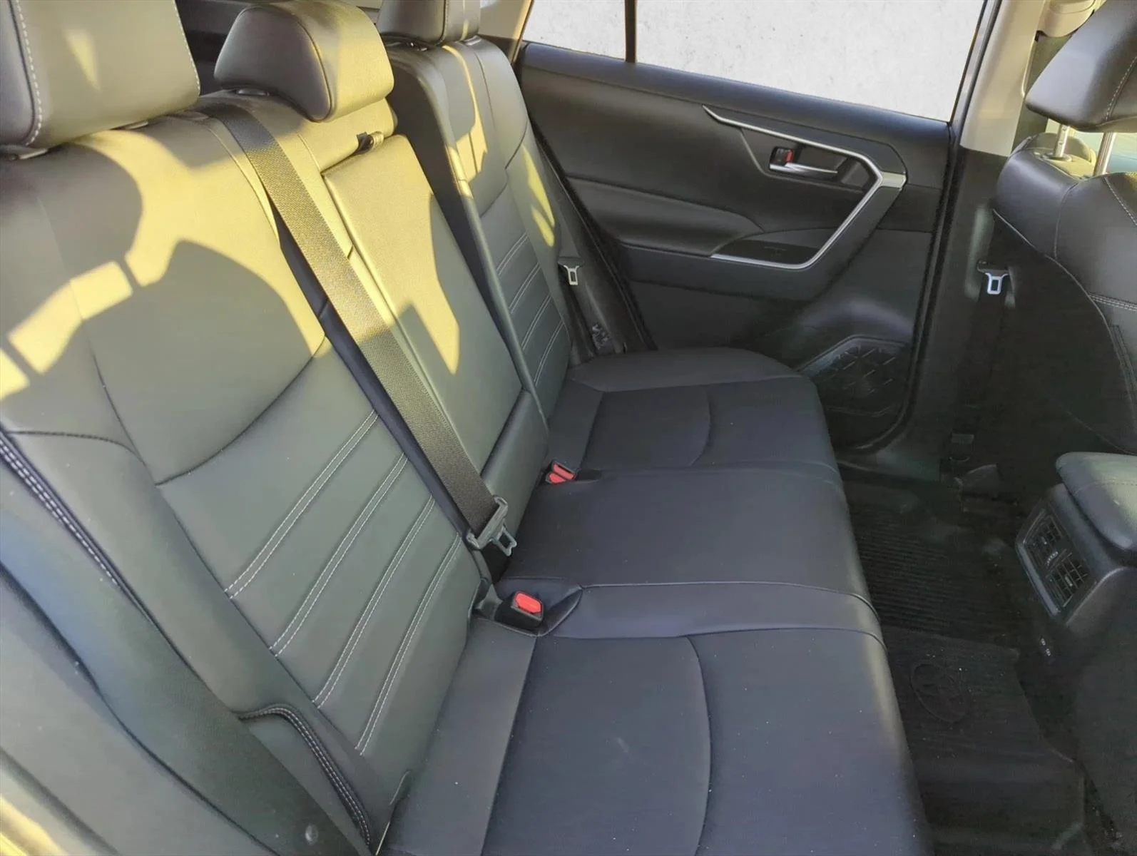 Used 2024 Silver Sky Metallic Toyota Hybrid XLE Premium image 23