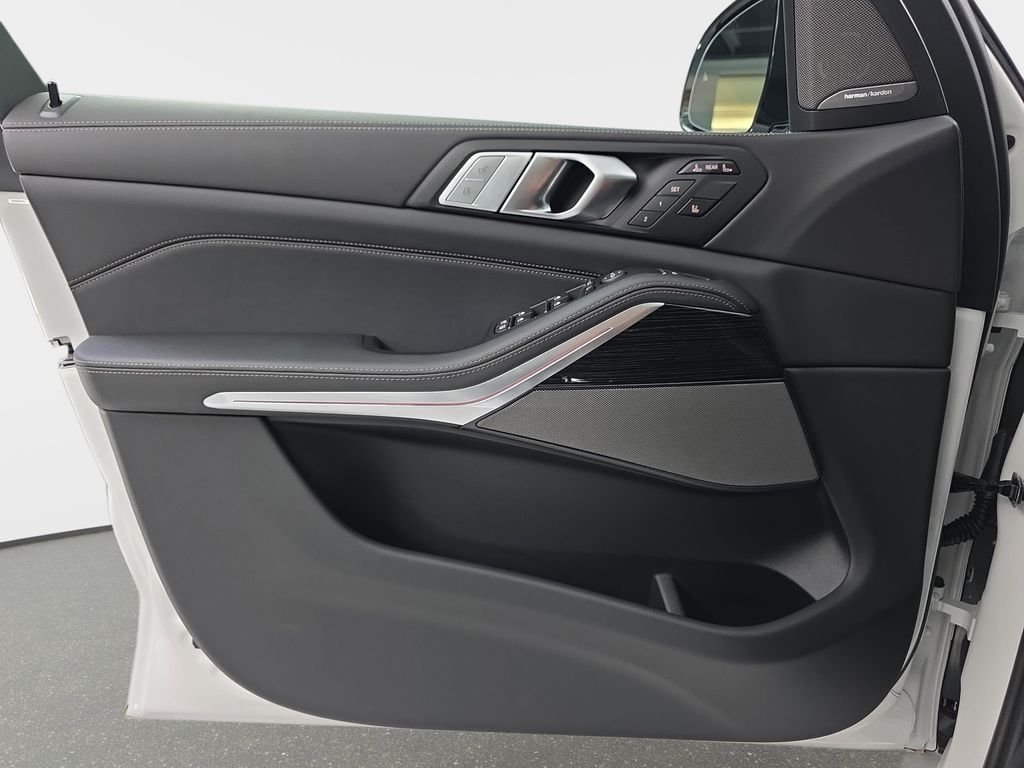 New 2026 Mineral White Metallic BMW xDrive40i image 27