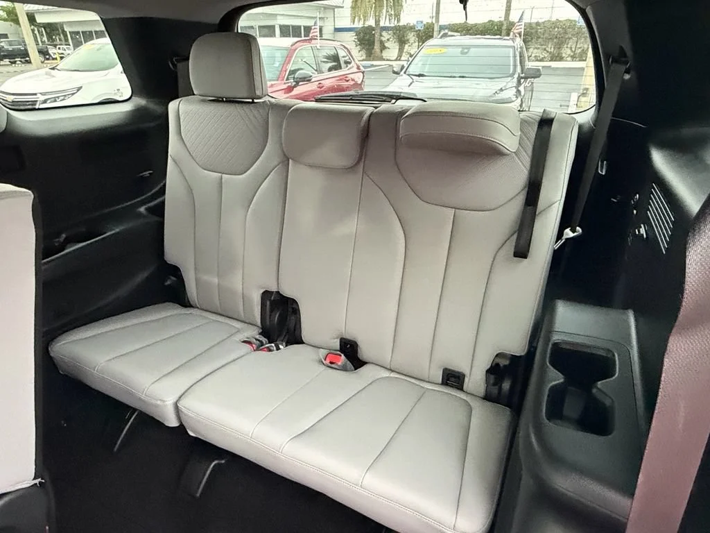 Used 2024 Black Hyundai SEL 8P image 11