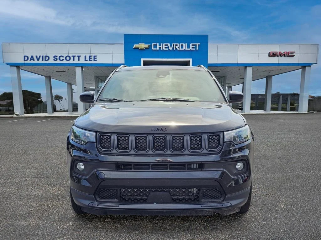 Used 2023 Diamond Black Cry Jeep Altitude image 2