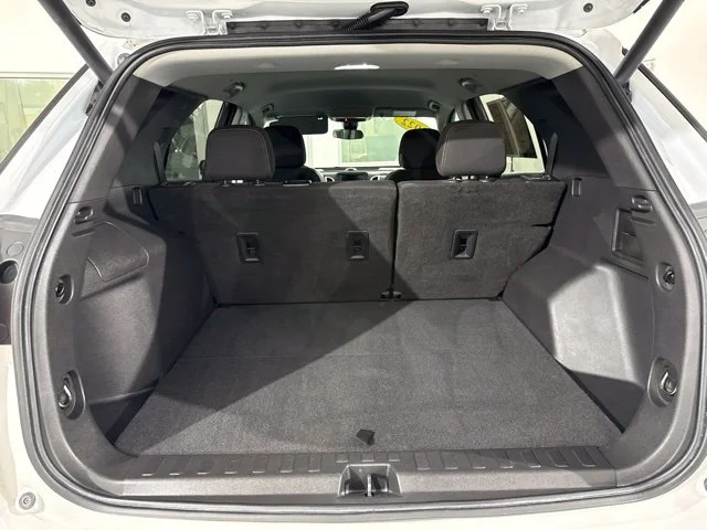 Used 2022 White Chevrolet LT image 10