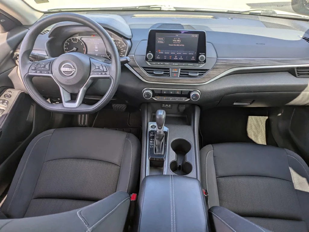 Used 2025 White Nissan 2.5 SV image 14