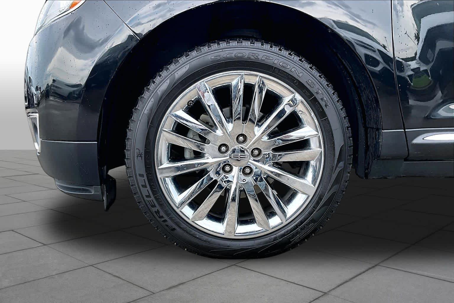 Used 2011 Tuxedo Black Metallic Lincoln  image 10