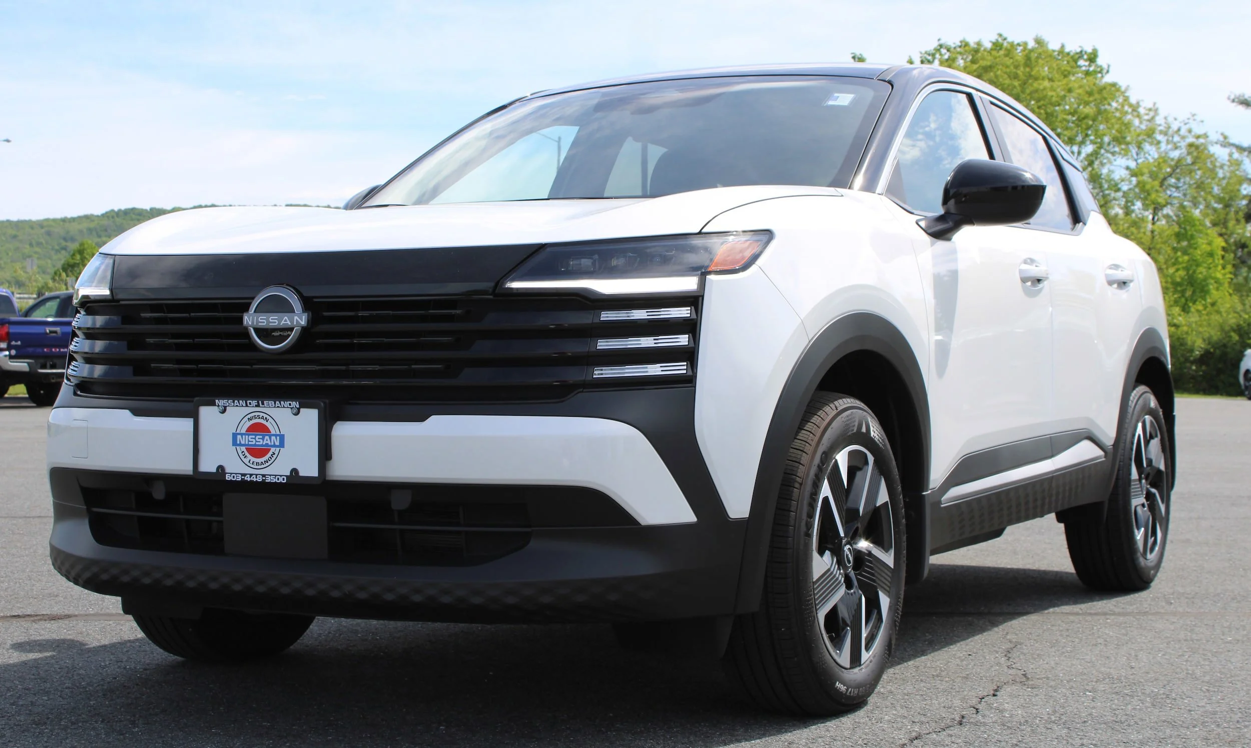 Used 2025 Aspen White Tricoat/Super Black Nissan SV image 1