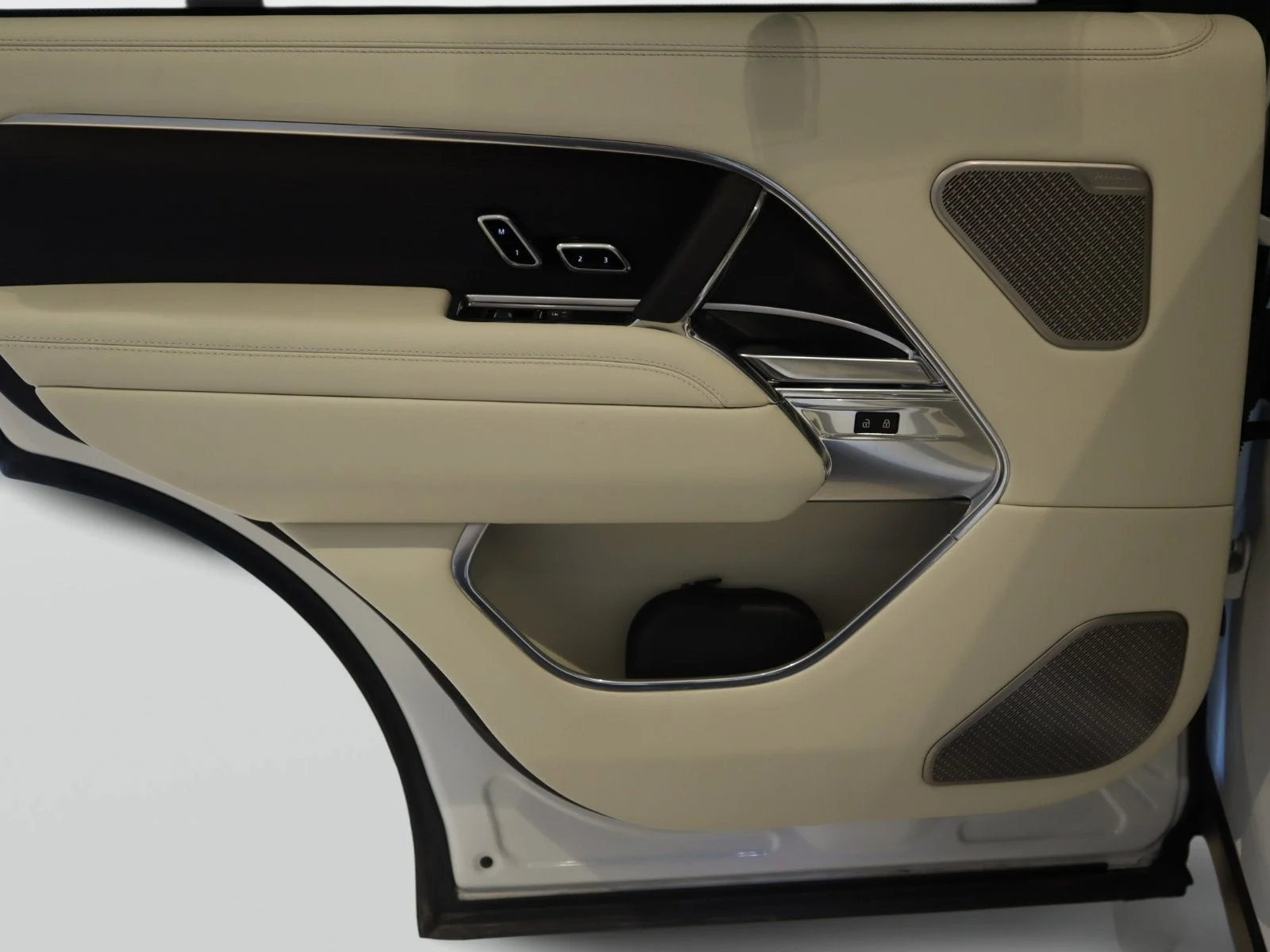 Used 2024 White Land Rover Autobiography image 18